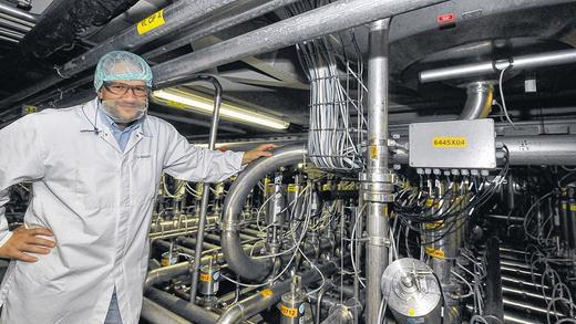 Molkereileiter Johannes Kogut unter den Fermentern, in denen die Milch zu Joghurt wird. Penible Sauberkeit und Schutzkleidung sorgen dafür, dass keine fremden Keime in den Produktionsbereich gelangen.