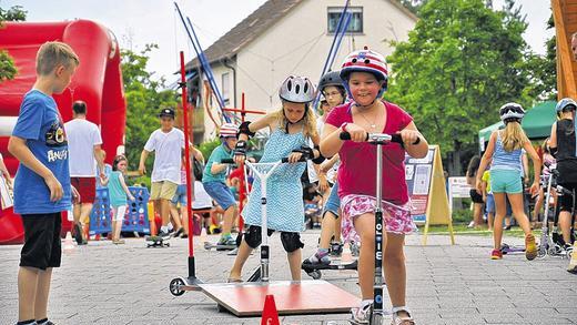 Einfach nur Spaß: Das &bdquo;Fun Wheel City Skate&ldquo; war nur eines der vielen Angebote beim großen Spielefest von Stadt und Sparkasse.