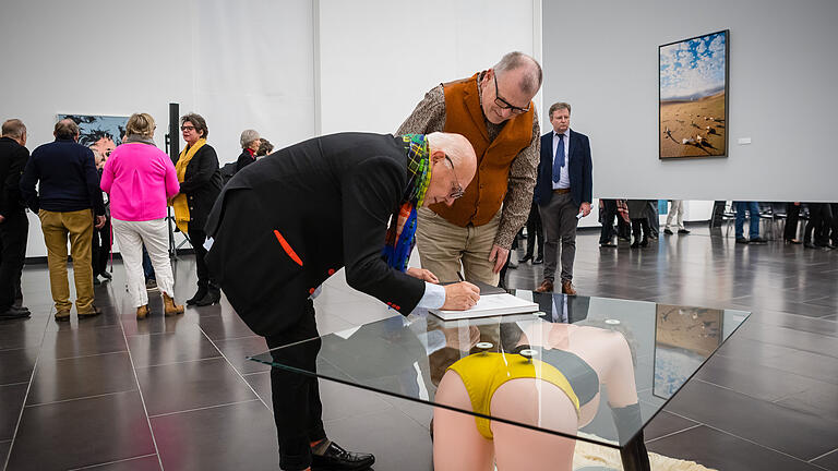 Am Abend legt Rolf Sachs einen Signier-Marathon hin. Beim Presserundgang signiert er einen Katalog auf einem Werk von Allen Jones. Am Abend legt Rolf Sachs einen Signier-Marathon hin. Beim Presserundgang signiert er einen Katalog auf einem Werk von Allen Jones.