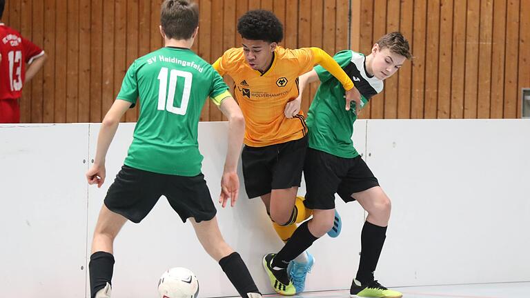 Ty Barnett von den Wolverhampton Wanderers im Zweikampf gegen zwei Spieler des SV Heidingsfeld