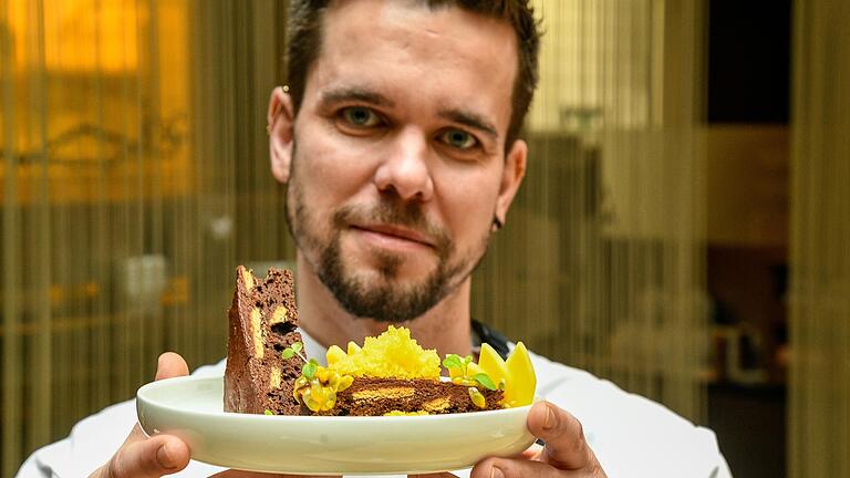 Kunst auf dem Teller: Schokoladen Brownie mit exotischem Kardamomgranite von Michelin-Koch Daniel Schröder. Kunst auf dem Teller: Schokoladen Brownie mit exotischem Kardamomgranite von Michelin-Koch Daniel Schröder. 