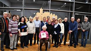 Seit 25 Jahren singt Helma Hermanns (Mitte, sitzend) im katholischen Kirchenchor St. Johannes  mit.       -  Seit 25 Jahren singt Helma Hermanns (Mitte, sitzend) im katholischen Kirchenchor St. Johannes  mit.