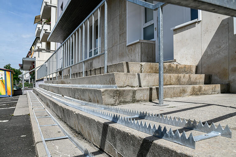 Metallspitzen auf Treppe neben Norma-Filiale in Grombühl.&nbsp;