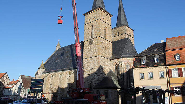 Am frühen Freitagvormittag wurden Sturmschäden an der Gerolzhöfer Stadtpfarrkirche repariert.