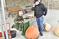 Auf einer alten Dezimalwaage wurden alle Kürbisse gewogen von Dieter Multerer (links) und Jürgen Windschügl (rechts).