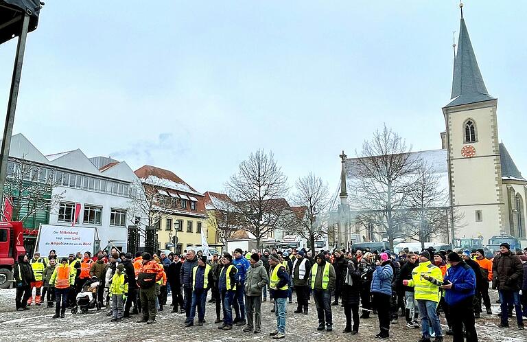 Sie harrten am Samstagvormittag gut zwei Stunden bei klirrender Kälte aus: Etwa 300 Teilnehmer einer Kundgebung für den Mittelstand auf dem Haßfurter Marktplatz.