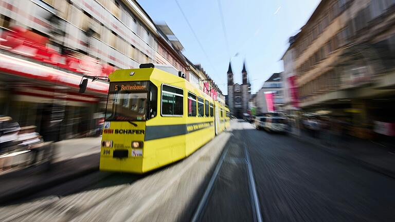 In einer Würzburger Straßenbahn soll ein Rucksack gestohlen worden sein. (Symbolfoto)