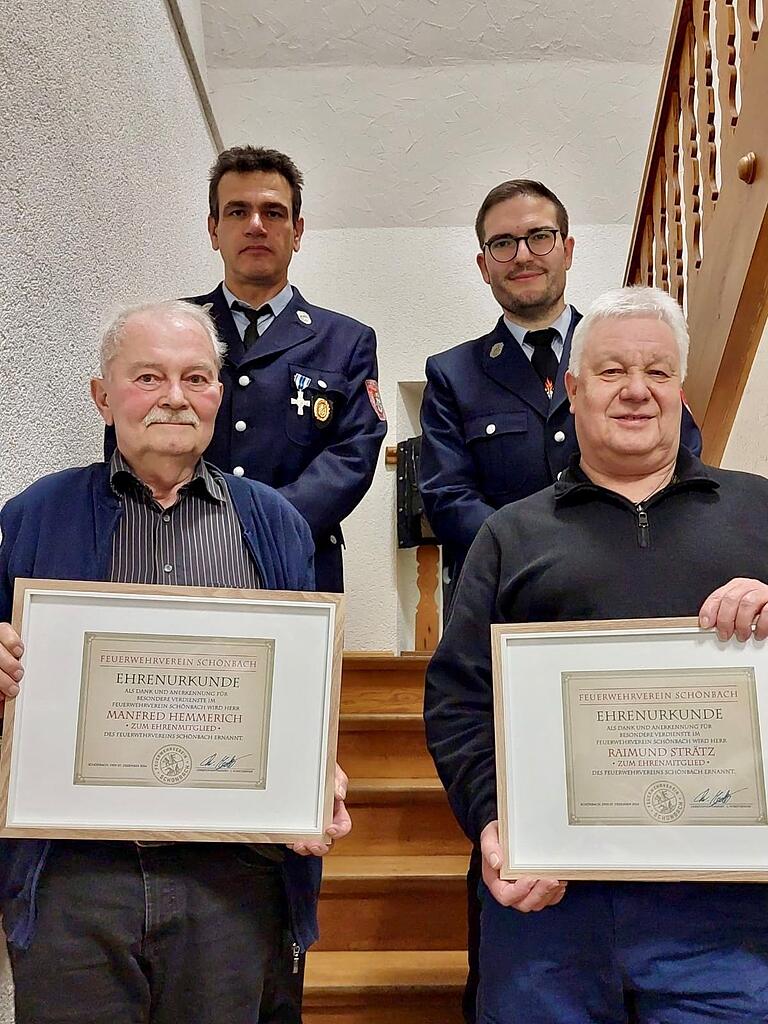 Manfred Hemmerich und Raimund Strätz (vordere Reihe von links) wurden zu Ehrenmitgliedern im Feuerwehrverein Schönbach ernannt; hier mit dem stellvertretenden Vorsitzenden Matthias Viernekäs und Vorsitzenden Christopher Markert (hintere Reihe von links). Manfred Hemmerich und Raimund Strätz (vordere Reihe von links) wurden zu Ehrenmitgliedern im Feuerwehrverein Schönbach ernannt; hier mit dem stellvertretenden Vorsitzenden Matthias Viernekäs und Vorsitzenden Christopher Markert (hintere Reihe von links).