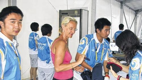 Personen- und Gepäckkontrollen erlebten Lothar und Rita Riedel (im Bild) in Peking an allen Orten. Besonders vor den Sportstätten wurden die Besucher streng kontrolliert.