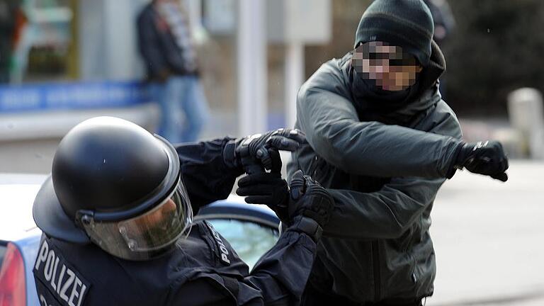 Gewalt gegen Polizisten       -  Die Gewalt gegen Polizisten nimmt zu. Nicht nur bei Demonstrationen, sondern auch bei einfachen Verkehrskontrollen müssen die Beamten mit dem Schlimmsten rechnen.