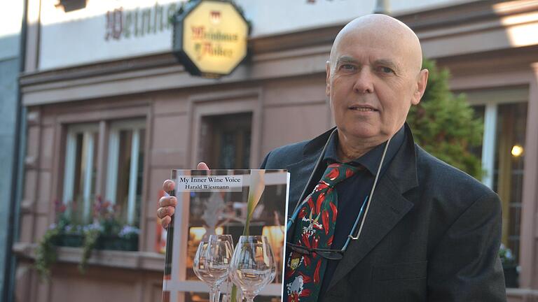 Sommelier Harald Wiesmann stellt sein neues Weinbuch 'My inner Wine Voice' vor. Unser Bild zeigt ihn vor dem Weinhaus Anker in Marktheidenfeld, in dem er einst eine Lehre gemacht hatte.