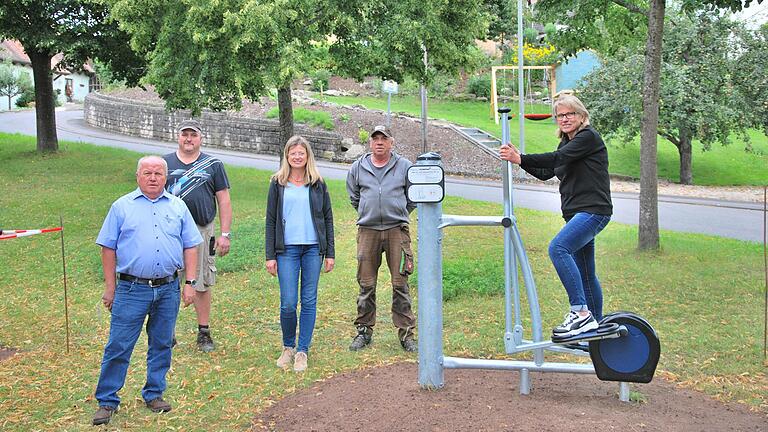 Bild von links: Bürgermeister Karl Heinz Kandler, Holger Herbold (Bauhof),&nbsp; ILE-Managerin Ulla Schmidt, Thomas Kempf (Bauhof) und OGV-Vorsitzende Irene Hüttner.