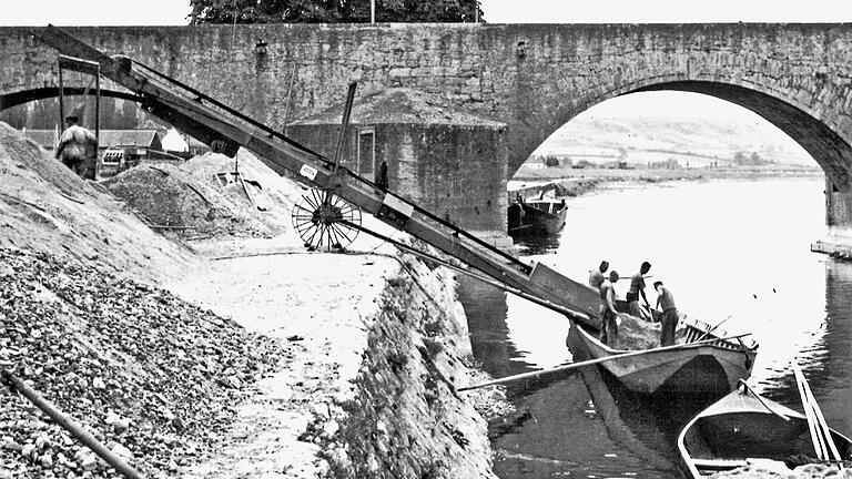 Die Arbeit der Sandschöpfer in Ochsenfurt war anstrengend. Aus den Lastkähnen wurde der Sand mit Förderbändern an Land gebracht.