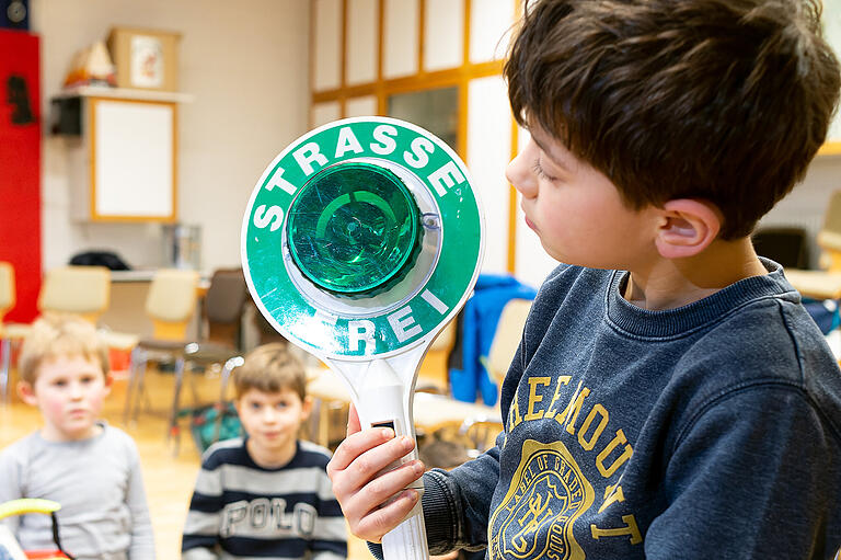 Wofür die Feuerwehr eine Kelle braucht, das lernen die Kinder in der Gruppenstunde. Wofür die Feuerwehr eine Kelle braucht, das lernen die Kinder in der Gruppenstunde.