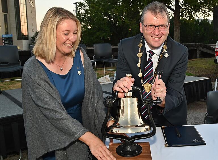 Bürgermeister Thomas Helbling und Stadträtin Petra Friedl läuten die Freundschaftsglocke