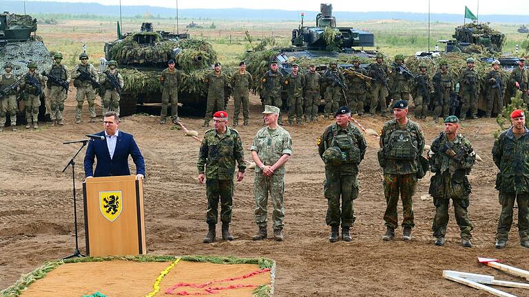Am Ende der Übungsserie 'Quadriga 2024': (v.li.) Litauens Verteidigungsminister Laurynas Kasčiūnas links) Bundeswehr-Generalinspekteur Carsten Breuer, Litauens Armeechef Valdemaras Rupšys, Kommandeur Ruprecht von Butler sowie weitere Führungskräften der 10. Panzerdivision auf dem Truppenübungsplatz Pabrade.