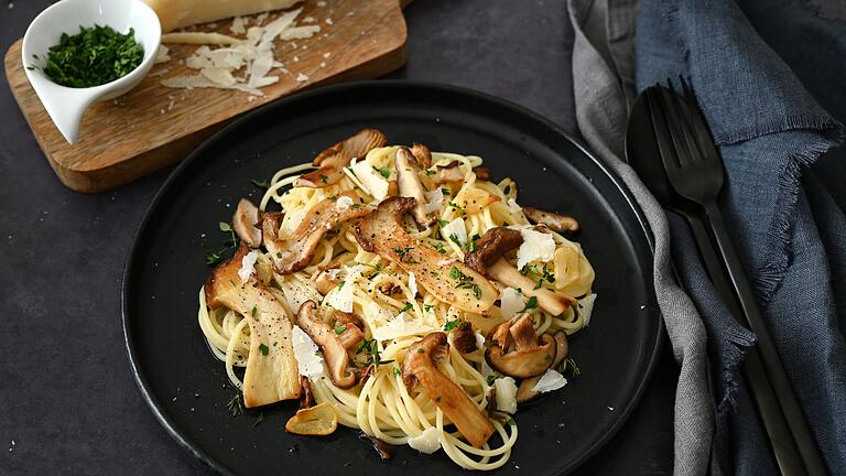 Pasta mit Pilzen - Als schöner Kontrast für die besonders dünnen Spaghettini eignen sich große in Scheiben geschnittene Pilze. Pasta mit Pilzen - Als schöner Kontrast für die besonders dünnen Spaghettini eignen sich große in Scheiben geschnittene Pilze.