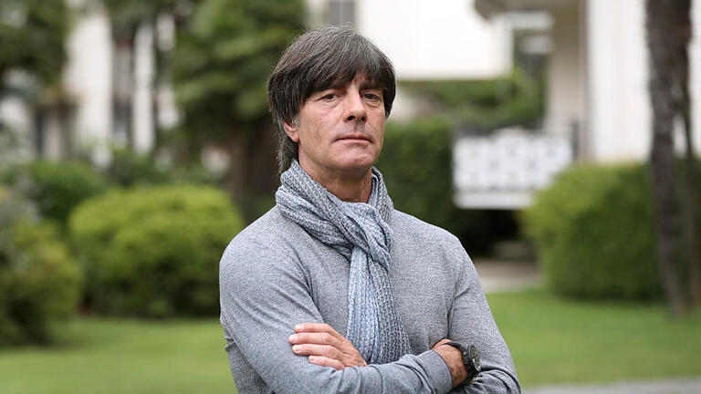 Joachim Löw       -  Archivbild: Bundestrainer Joachim Löw posiert am 02.06.2016 in einem Hotel in Ascona, Schweiz, nach einem Interview mit der Deutschen Presse-Agentur.