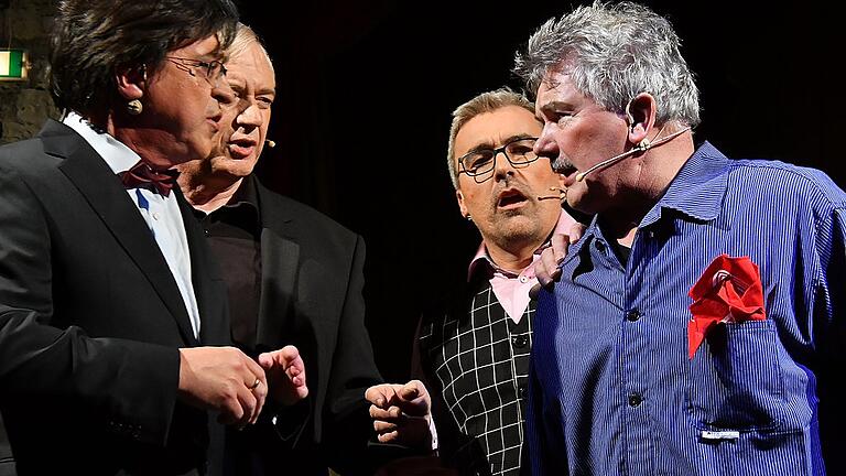 Wie schwer es ist, die unterschiedlichen Interessen der fränkischen Winzer zu vereinen, setzt das Stück „Die Findung“ originell in Szene. Im Bild (von links) Wendelin Grass (Divino Nordheim) als der Perfektionist, Hermann Schmitt (Weinbauverband) als der Modernist, Andreas Oehm (GWF) als der Kulturmensch und Bruno Kohlmann (Fränkisches Gewächs) als der bodenständige Bauer. Wie schwer es ist, die unterschiedlichen Interessen der fränkischen Winzer zu vereinen, setzt das Stück „Die Findung“ originell in Szene. Im Bild (von links) Wendelin Grass (Divino Nordheim) als der Perfektionist, Hermann Schmitt (Weinbauverband) als der Modernist, Andreas Oehm (GWF) als der Kulturmensch und Bruno Kohlmann (Fränkisches Gewächs) als der bodenständige Bauer.