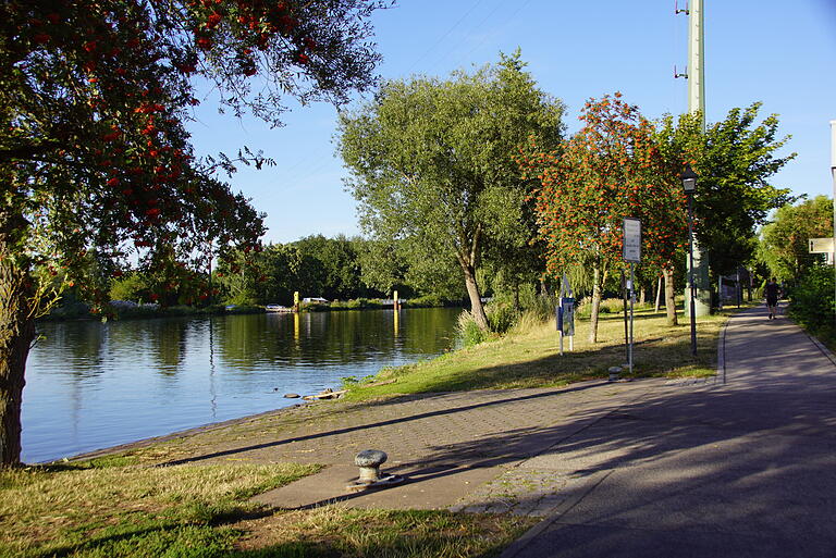 Das Mainufer in Eltmann ist sehr beliebt als Freizeitgelände, aber der Fluss birgt auch Gefahren. Ein Vorstoß des Stadtrats hin zu mehr Sicherheit fand beim Wasserstraßen- und Schifffahrtsamt kein Echo.