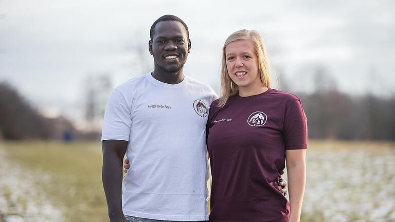 Miriam und Charlie Odongo zu Besuch im Würzburger Stadtteil Lengfeld. In Uganda haben sie eine eigene Kinderhilfe-Organisation gegründet.