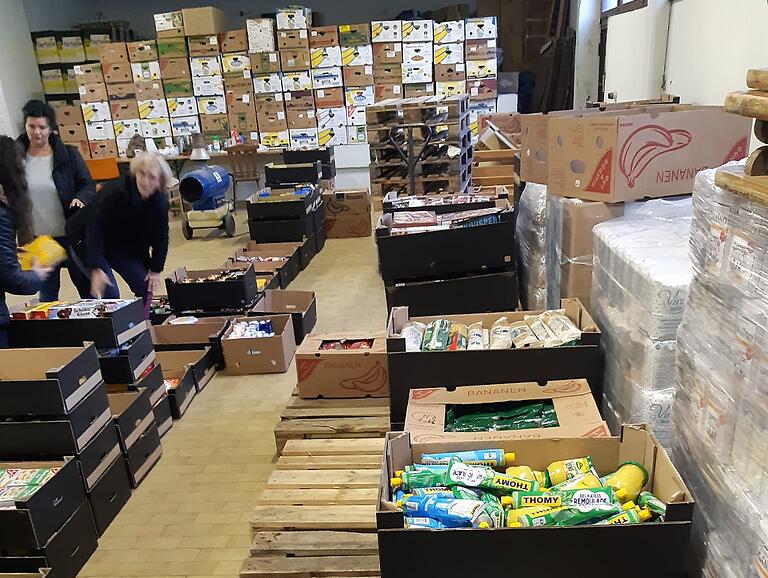 In den Lagerräumen werden die Hilfsgüter zunächst vorsortiert und dann an Hilfsbedürftige mit entsprechender Bescheinigung kostenlos verteilt. Das Ganze gleicht den 'Tafeln' in Deutschland.