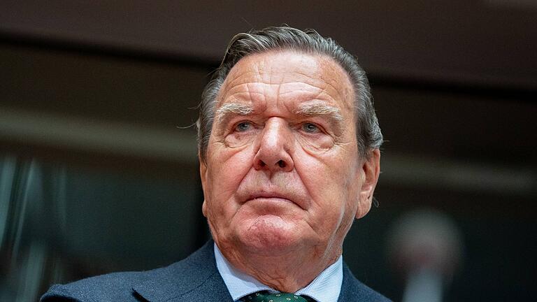 Gerhard Schröder.jpeg       -  Insbesondere seit Beginn des russischen Angriffskriegs gegen die Ukraine steht Altkanzler Gerhard Schröder wegen seiner Verbindungen nach Russland in der Kritik.