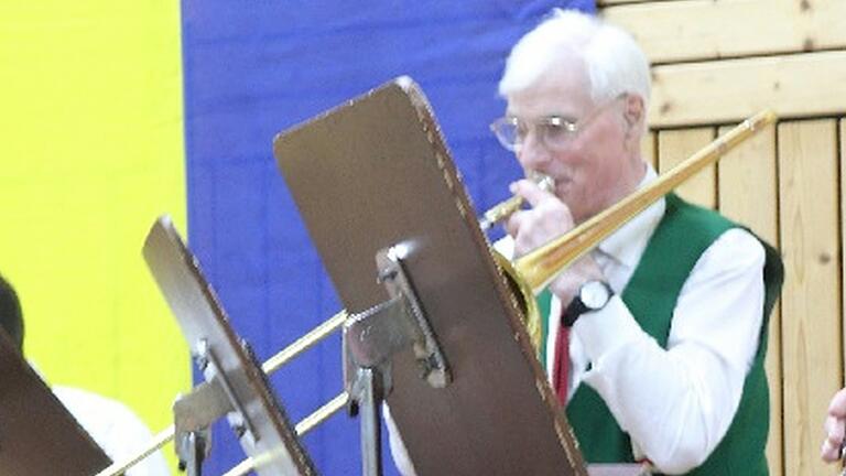 Mit 85 Jahren der älteste aktive Musikant beim Frühjahrskonzert in Wasserlosen auf der Bühne: der Schwemmelsbacher Reinhard Full. Seit vielen Jahrzehnten ein Musikant mit Leib und Seele. Mit 85 Jahren der älteste aktive Musikant beim Frühjahrskonzert in Wasserlosen auf der Bühne: der Schwemmelsbacher Reinhard Full. Seit vielen Jahrzehnten ein Musikant mit Leib und Seele.