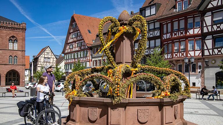 Osterbrunnen am Marktplatz in Tauberbischofsheim. Osterbrunnen am Marktplatz in Tauberbischofsheim.