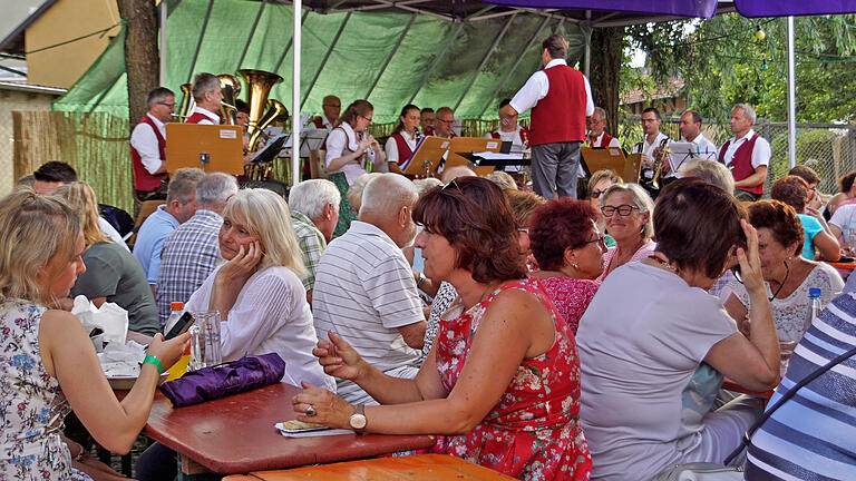 Am Sonntagabend unterhielt die Musikkapelle Oberpleichfeld die Gäste. Foto: Irene Konrad