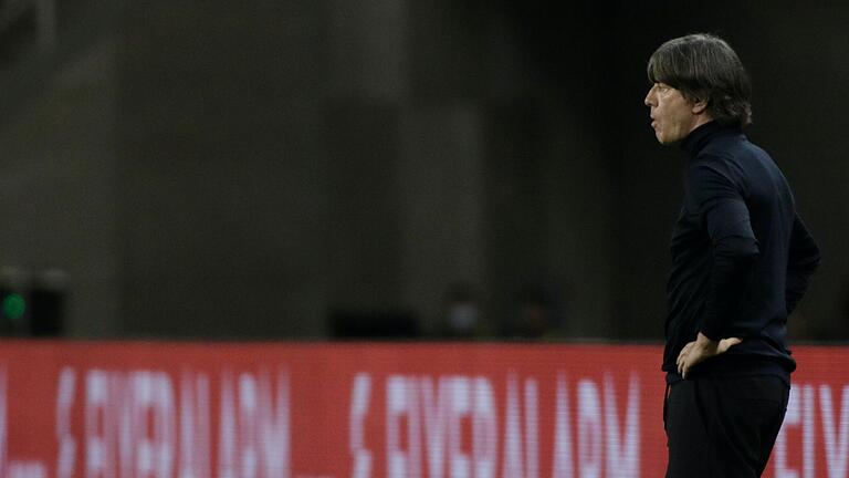 Konsterniert: Bundestrainer Joachim Löw steht nach dem schwachen Auftritt der Nationalmannschaft gegen Spanien in der Kritik. Konsterniert: Bundestrainer Joachim Löw steht nach dem schwachen Auftritt der Nationalmannschaft gegen Spanien in der Kritik.