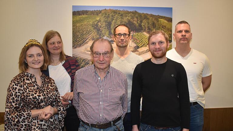 Weinprinzessin Linda Keller (von links) gratuliert den Vereinsjubilaren des Weinbauvereins Ramsthal Karin Keller, Winfried Günder, Alexander Unsleber, der wiedergewählte Vorsitzende Lorenz Neder und Thomas Becker       -  Weinprinzessin Linda Keller (von links) gratuliert den Vereinsjubilaren des Weinbauvereins Ramsthal Karin Keller, Winfried Günder, Alexander Unsleber, der wiedergewählte Vorsitzende Lorenz Neder und Thomas Becker