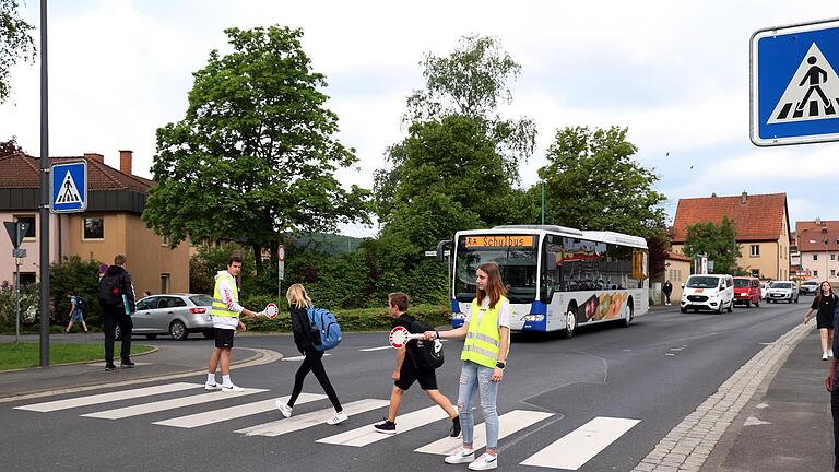 Am Fußgängerüberweg in der Äußeren Kissinger Straße in Hammelburg stellten sich Schülerlotsinnen und -lotsen zusammen mit Betreuern und Verkehrserzieher Polizeihauptkommissar Hubert Koch dem Fotografen zum Gruppenbild.       -  Am Fußgängerüberweg in der Äußeren Kissinger Straße in Hammelburg stellten sich Schülerlotsinnen und -lotsen zusammen mit Betreuern und Verkehrserzieher Polizeihauptkommissar Hubert Koch dem Fotografen zum Gruppenbild.