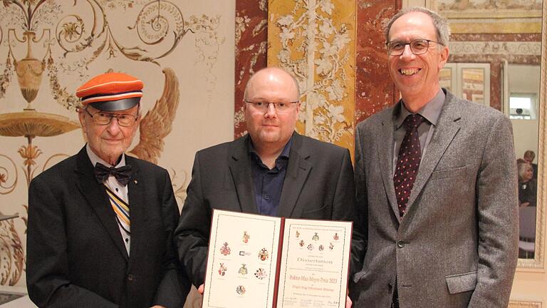 Aus den Händen von Bernhard von Lapp (links) und im Beisein von Universitätspräsident Paul Pauli (rechts) erhielt Michael Bleier den Rektor-Max-Meyer-Promotionspreis der Würzburger Studenten-Corps.