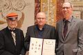 Aus den Händen von Bernhard von Lapp (links) und im Beisein von Universitätspräsident Paul Pauli (rechts) erhielt Michael Bleier den Rektor-Max-Meyer-Promotionspreis der Würzburger Studenten-Corps.