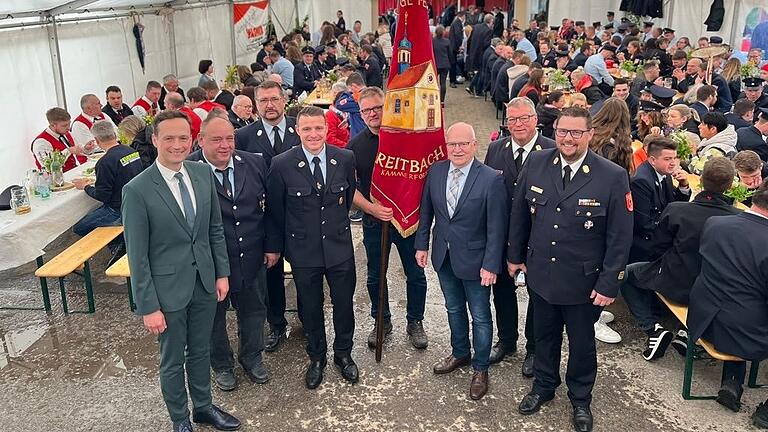 Die Feuerwehr Breitbach-Kammerforst mit ihren Ehrengästen: (v.l.) Landrat Florian Töpper,&nbsp; Kommandant Paul Hugo, Kreisbrandmeister Fabian Haubenreich, Vorsitzender Alexander Greß, stellvertretender Kommandant Stefan Habersack, Bürgermeister Manfred Schötz, Kreisbrandrat Holger Strunk, Kreisbrandinspektor Alexander Bönig.