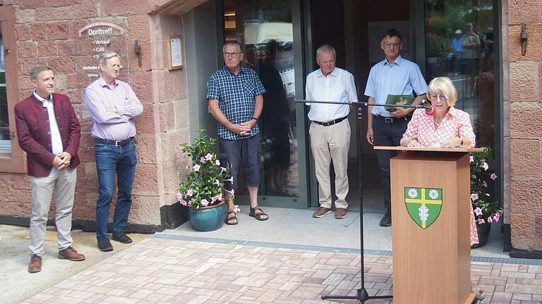 Bürgermeisterin Thea Kohlroß sprach bei der Einweihung des neuen Dorftreffs in Schollbrunn.