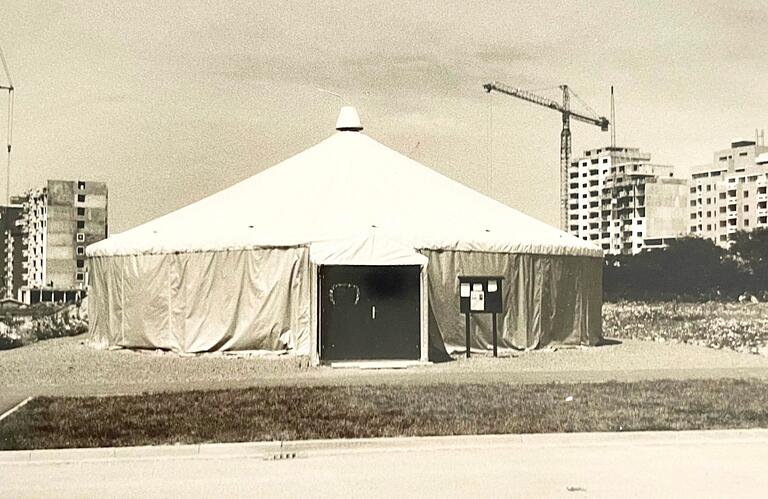 Bevor 1977 die katholische Kirche St. Sebastian am Heuchelhof eingeweiht wurde, fanden die Gottesdienste in einem großen Zelt am Straßburger Ring gegenüber der Osloer Straße statt.