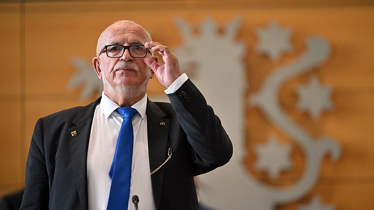 Konstituierende Sitzung des Thüringer Landtags - Der Thüringer Verfassungsgerichtshof machte Alterspräsident Jürgen Treutler von der AfD klare Vorgaben. Konstituierende Sitzung des Thüringer Landtags - Der Thüringer Verfassungsgerichtshof machte Alterspräsident Jürgen Treutler von der AfD klare Vorgaben.