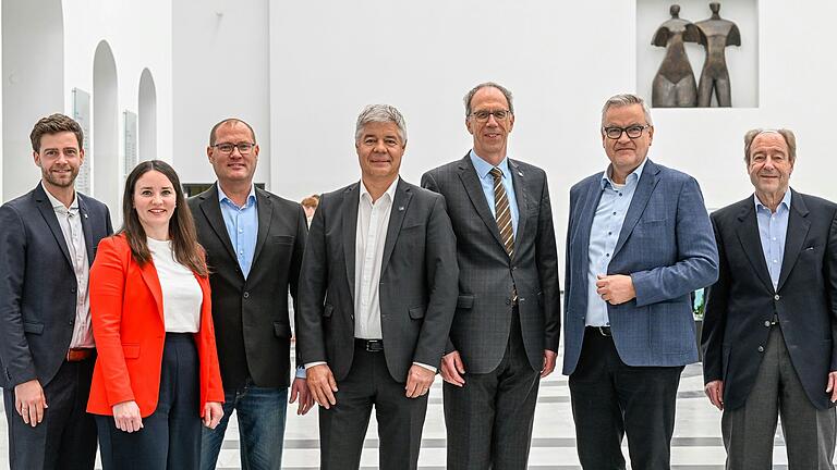 Von links der neue Vorstand des Unibundes mit Hans-Christian Schmitt, Susanne Veldung, Bernd Riedel und Vorsitzendem Gunther Schunk sowie Uni-Präsident Paul Pauli und den scheidenden Vereinsvorsitzenden David Brandstätter und Schatzmeister Thomas Trenkle.&nbsp;