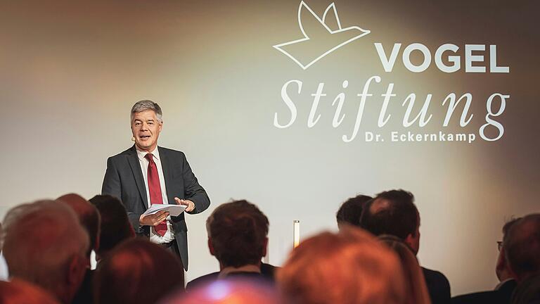 Gunther Schunk, Vorstand der Vogel Stiftung, an der Gedenkfeier für Dr. Kurt Eckernkamp an dessen ersten Todestag. Gunther Schunk, Vorstand der Vogel Stiftung, an der Gedenkfeier für Dr. Kurt Eckernkamp an dessen ersten Todestag. 