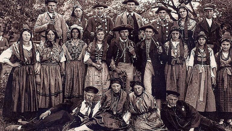 Fein herausgeputzt hat sich die Gruppe junger Frauen und Männer aus Nassach, die auf dem Foto vom Trachtenfest im Jahr 1927 in Königsberg zu sehen ist.