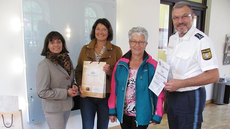 Bettina Lange von der Staatlichen Kurverwaltung (links) und Polizeichef Herbert Markert luden Regine Schweim und Anni Heilmann (von links) in den Elisabethenhof ein, um sich für ihr umsichtiges Handeln zu bedanken, das zur Festnahme eines Exhibitionisten führte. Klaus Wiesle - Bettina Lange von der Staatlichen Kurverwaltung (links) und Polizeichef Herbert Markert luden Regine Schweim und Anni Heilmann (von links) in den Elisabethenhof ein, um sich für ihr umsichtiges Handeln zu bedanken, das zur Festnahme eines Exhibitionisten führte. Klaus Wiesle Bettina Lange von der Staatlichen Kurverwaltung (links) und Polizeichef Herbert Markert luden Regine Schweim und Anni Heilmann (von links) in den Elisabethenhof ein, um sich für ihr umsichtiges Handeln zu bedanken, das zur Festnahme eines Exhibitionisten führte. Klaus Wiesle - Bettina Lange von der Staatlichen Kurverwaltung (links) und Polizeichef Herbert Markert luden Regine Schweim und Anni Heilmann (von links) in den Elisabethenhof ein, um sich für ihr umsichtiges Handeln zu bedanken, das zur Festnahme eines Exhibitionisten führte. Klaus Wiesle
