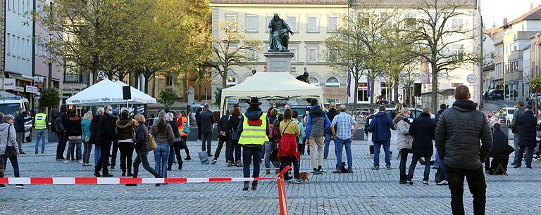 Rund 80 bis 100 Teilnehmer dürften es (anfänglich, wie hier auf dem Bild) gewesen sein, die an der Kundgebung der Initiative &quot;Eltern stehen auf&quot; auf dem Schweinfurter Marktplatz teilnahmen.