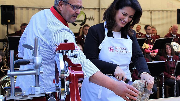 Gekonnt teilte Schirmherrin Michaela Kaniber beim Rhöner Wurstmarkt in Ostheim mit Hilfe von Anton Koob den Rhöner Biosphären-Schinken in zwei Hälften.