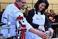 Gekonnt teilte Schirmherrin Michaela Kaniber beim Rhöner Wurstmarkt in Ostheim mit Hilfe von Anton Koob den Rhöner Biosphären-Schinken in zwei Hälften.