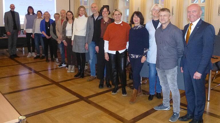 25 Jahre im bayerischen Schuldienst sind diese Männer und Frauen. Geehrt wurden sie von Landrat Thomas Habermann (rechts), Schulamtsdirektor Karl-Heinz Deublein (links) und Schulrätin Inga Palma (Dritte von rechts).