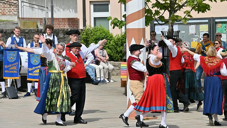 Die Tradition des Tanzes um den Maibaum halten die Mitglieder des Heimat- und Trachtenvereins Höchberg seit mittlerweile 75 Jahren hoch.