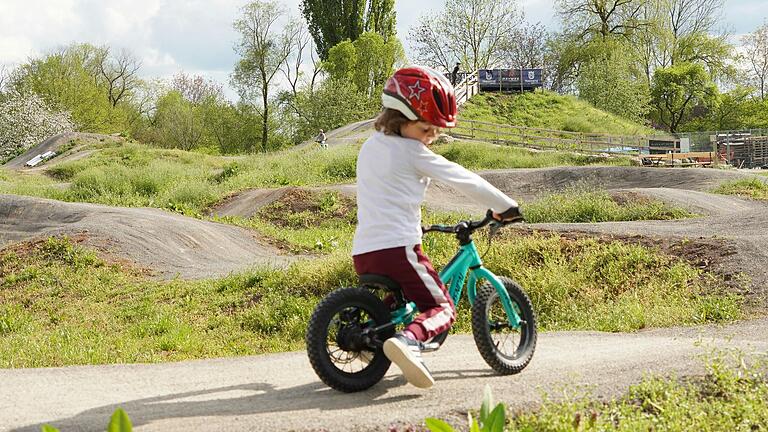 Auch für die kleinen Radsportlerinnen und Radsportler bietet der Bikepark in Oberschwarzach viele Möglichkeiten sich auszuprobieren und auszutoben.