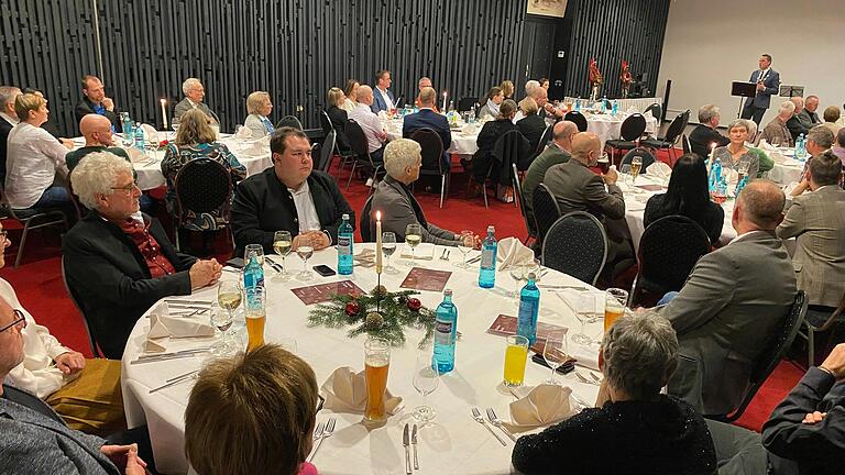 Flammender Appell für mehr Gemeinsinn und Optimismus: Lohrs Bürgermeister Mario Paul hielt bei der Schlusssitzung des Stadtrats auf der Franziskushöhe vor rund 60 Zuhörern aus Stadtpolitik und -verwaltung eine Rede. Flammender Appell für mehr Gemeinsinn und Optimismus: Lohrs Bürgermeister Mario Paul hielt bei der Schlusssitzung des Stadtrats auf der Franziskushöhe vor rund 60 Zuhörern aus Stadtpolitik und -verwaltung eine Rede.